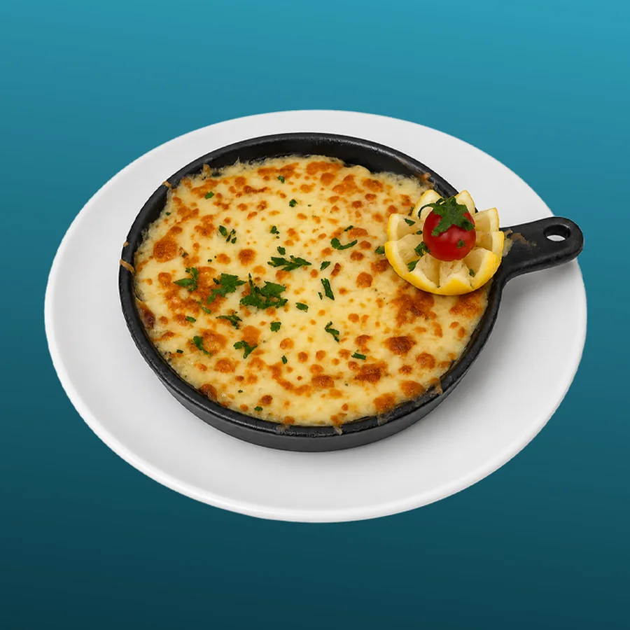 Gratin aux Crevettes — Crevettes gratinées au four, dessus doré, servies dans leur plat brûlant. · Sphère Restaurant by Léa, Kouba, Alger