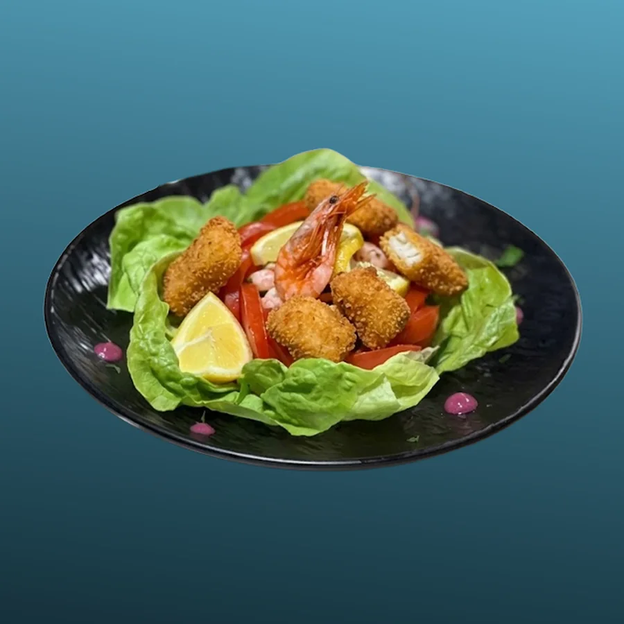 Salade Océane — Poisson pané croustillant et crevettes sur laitue et tomates : le chaud et le froid dans la même assiette. · Sphère Restaurant by Léa, Kouba, Alger